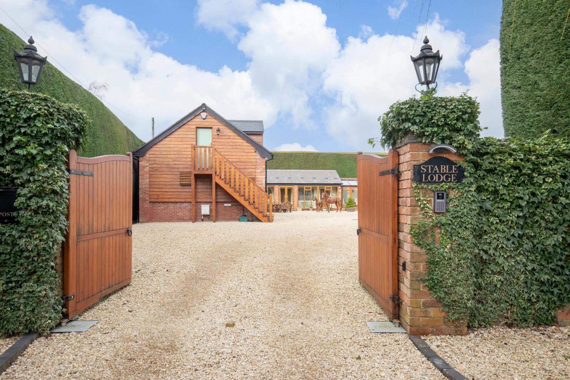 Stable Lodge - Boutique Bed & Breakfast Shurdington Exterior photo