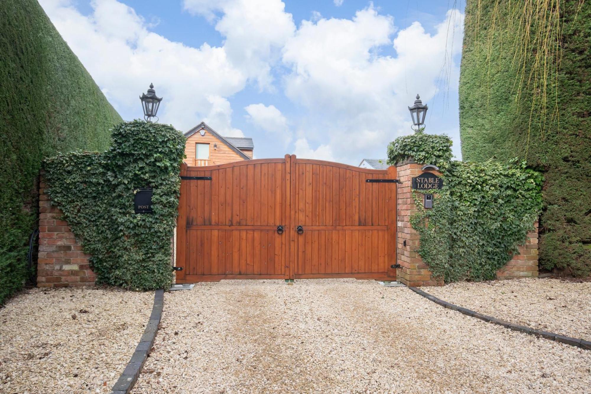 Stable Lodge - Boutique Bed & Breakfast Shurdington Exterior photo